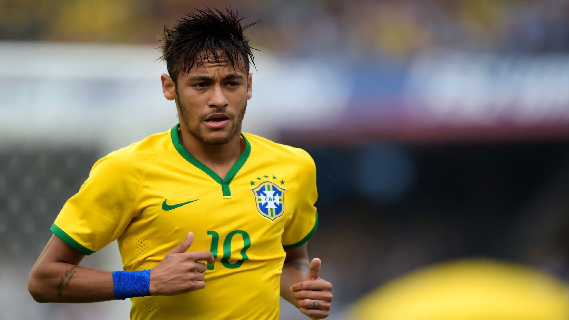 贝蒂斯、喀麦隆与旧金山的生死线，当戈麦斯在橄榄球场淘汰赛中接管比赛