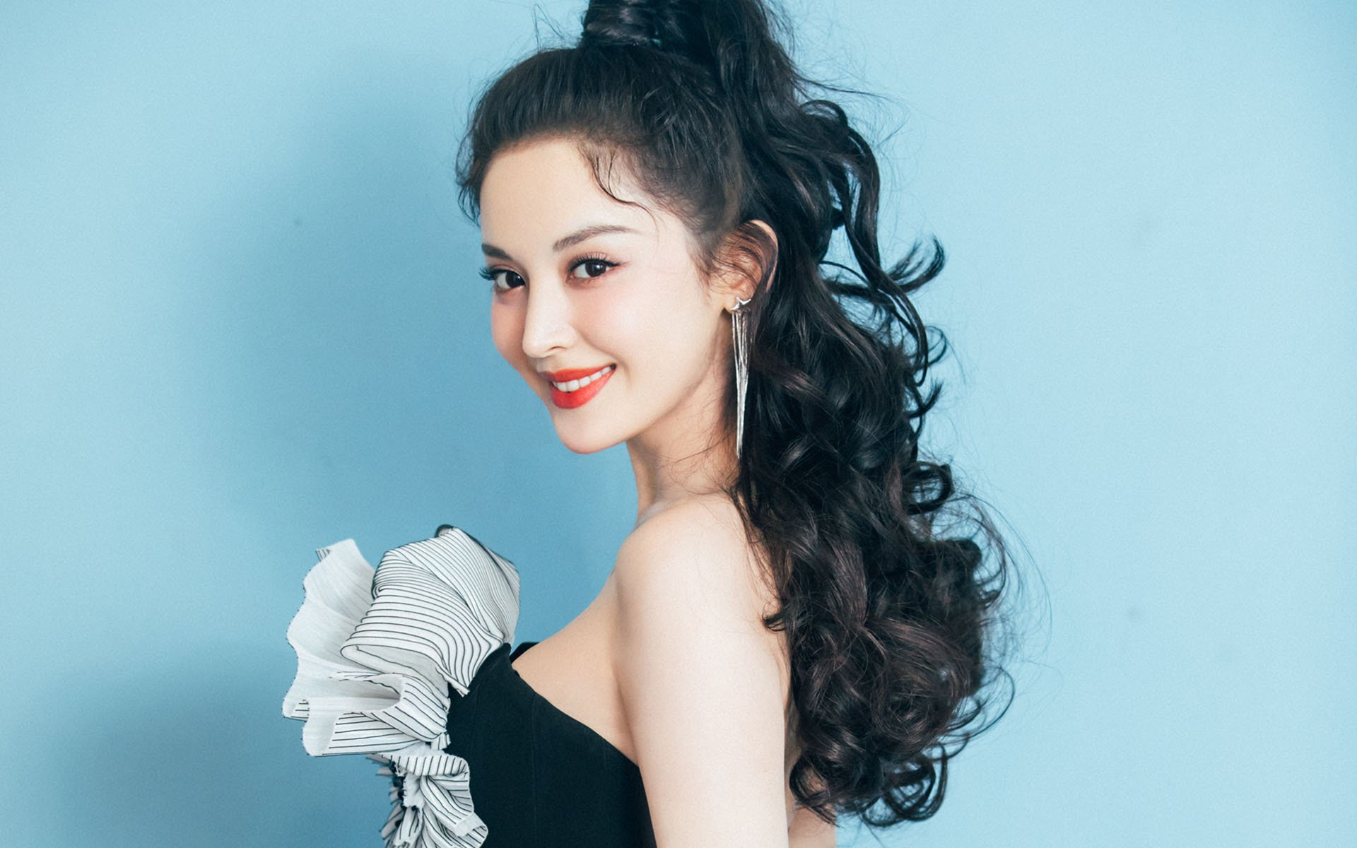 绿茵之光映照硬木战场,萨拉赫精神点燃NBA季后赛之夜