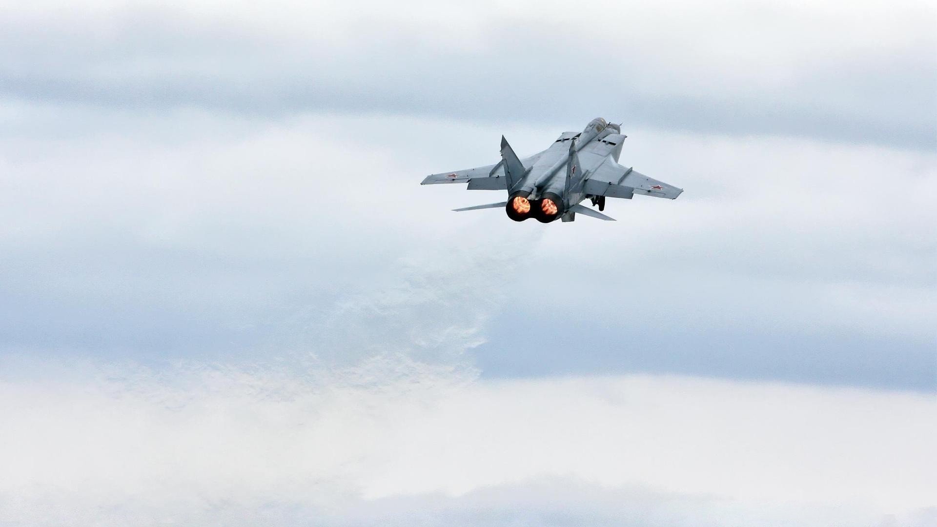 跨界集结，米切尔独闯龙潭，新疆队长矛破盾湖人